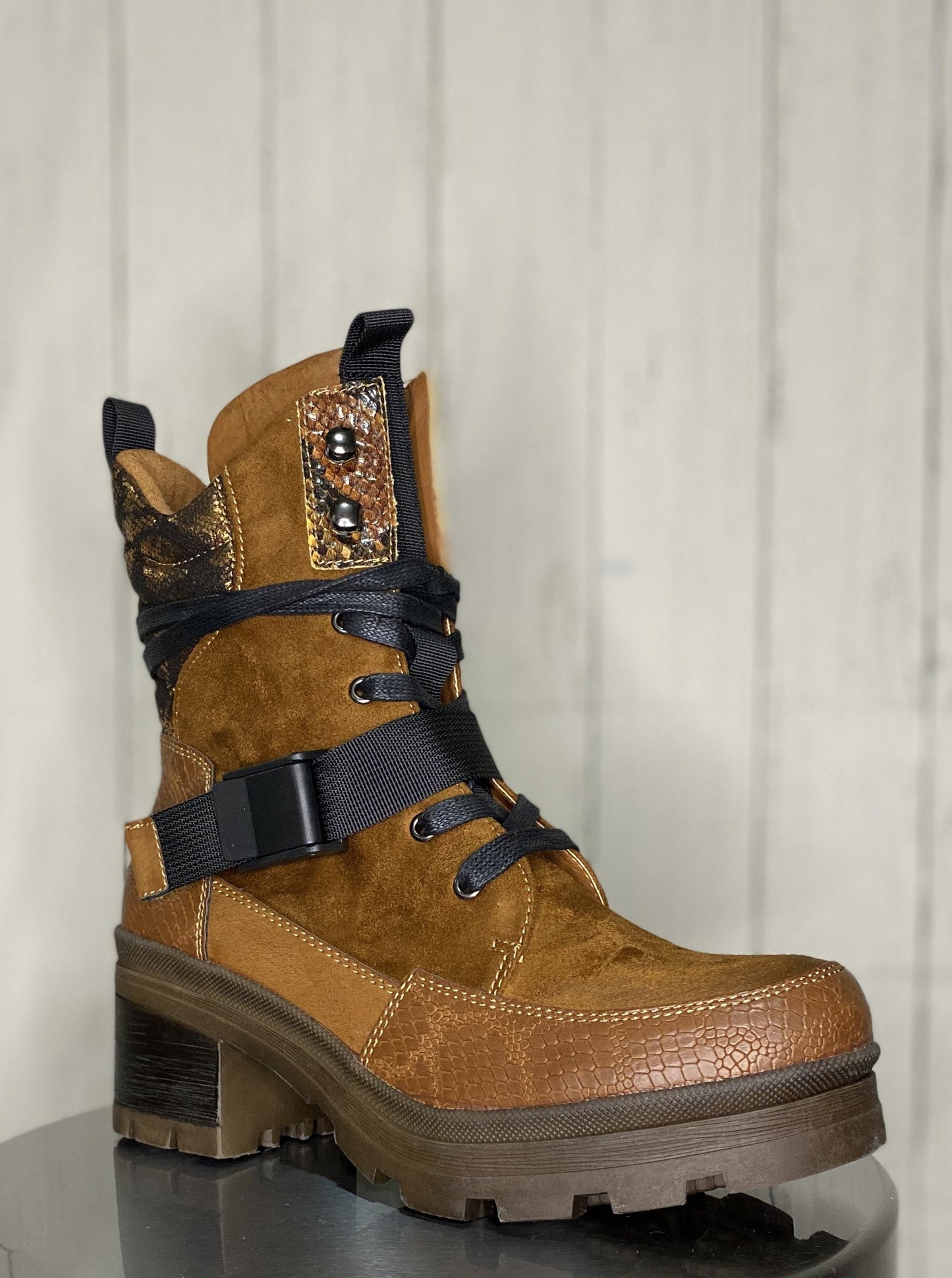 Kombat Lace up