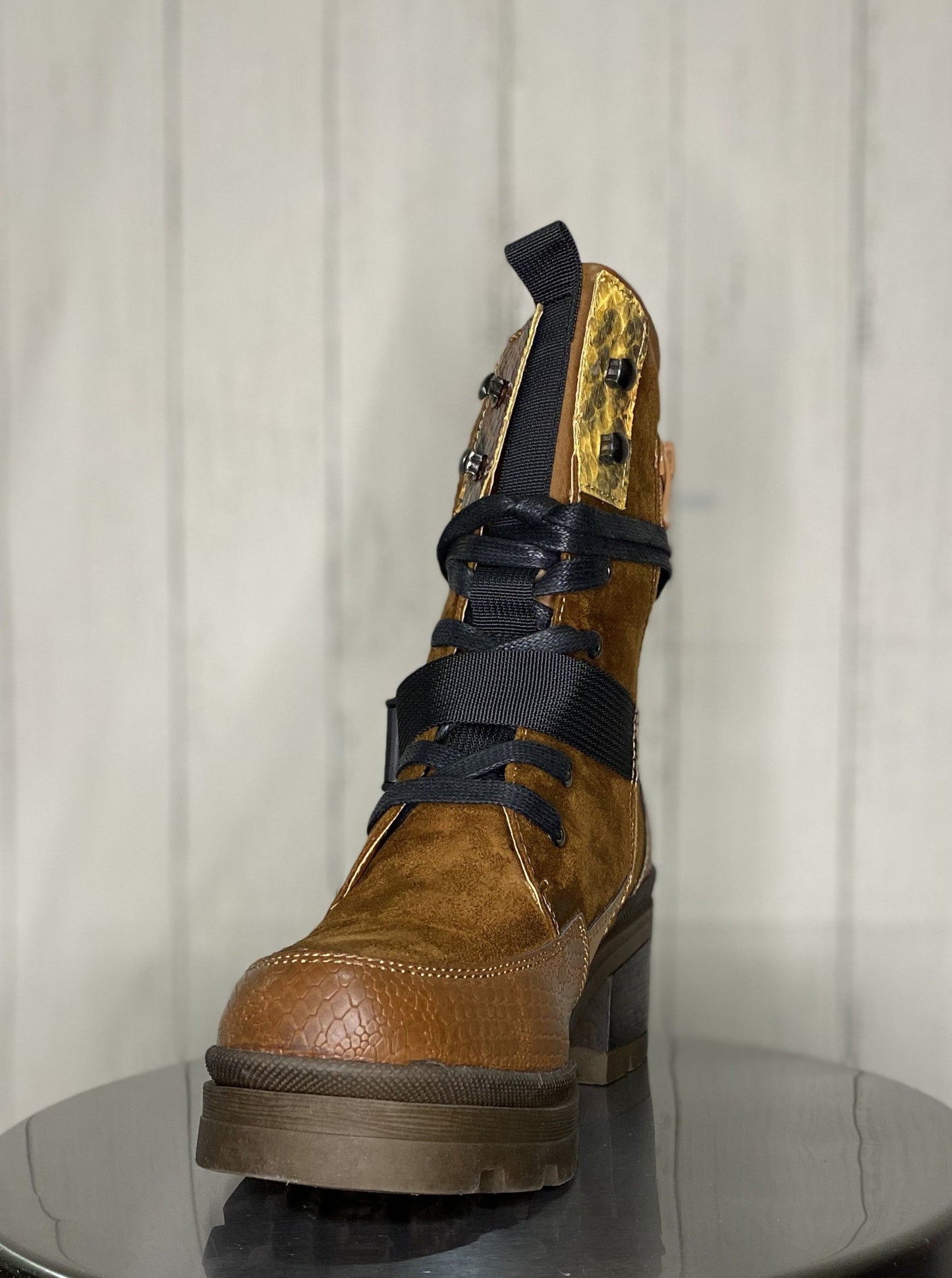 Kombat Lace up