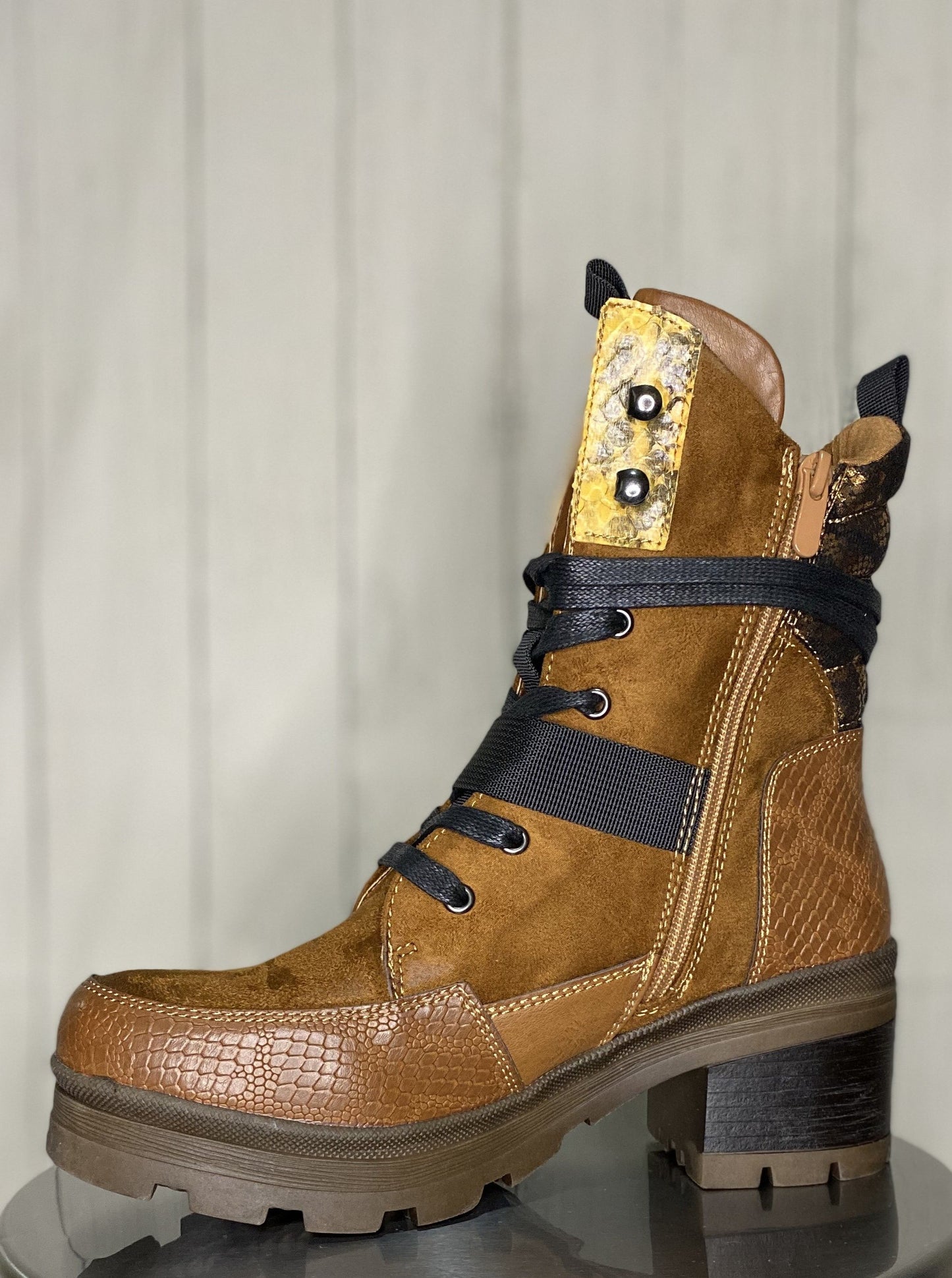 Kombat Lace up